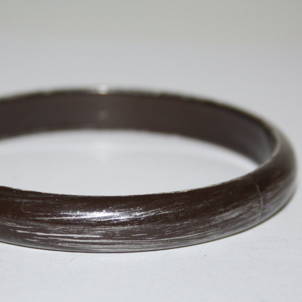 Beautiful brushed silver chunky plastic bracelet 7"